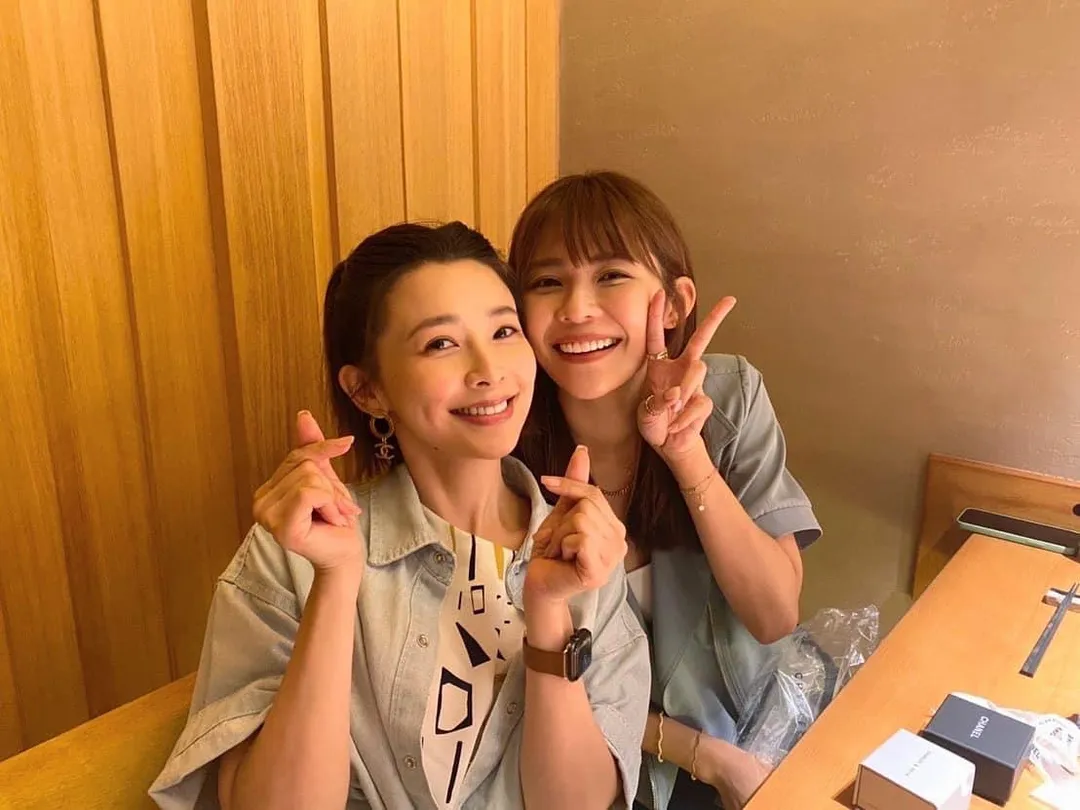 吳婉君(左)與林萱瑜(右)曾互動熱絡,近年則被發現互相退了社群平台的追蹤。(圖/翻攝自林萱瑜臉書)