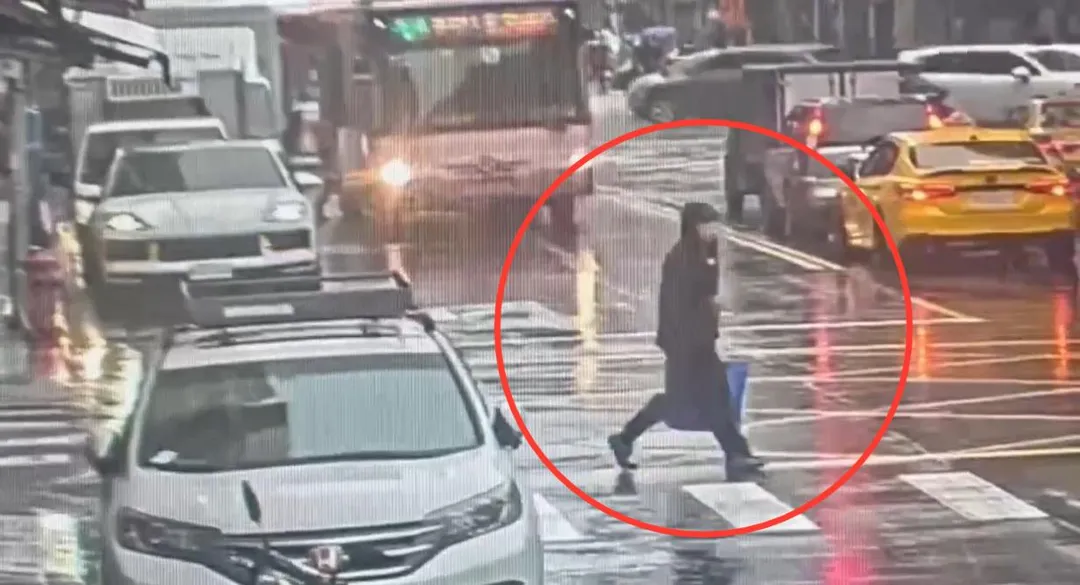 警方公布嫌犯下公車最新監視器畫面。（圖／翻攝畫面）