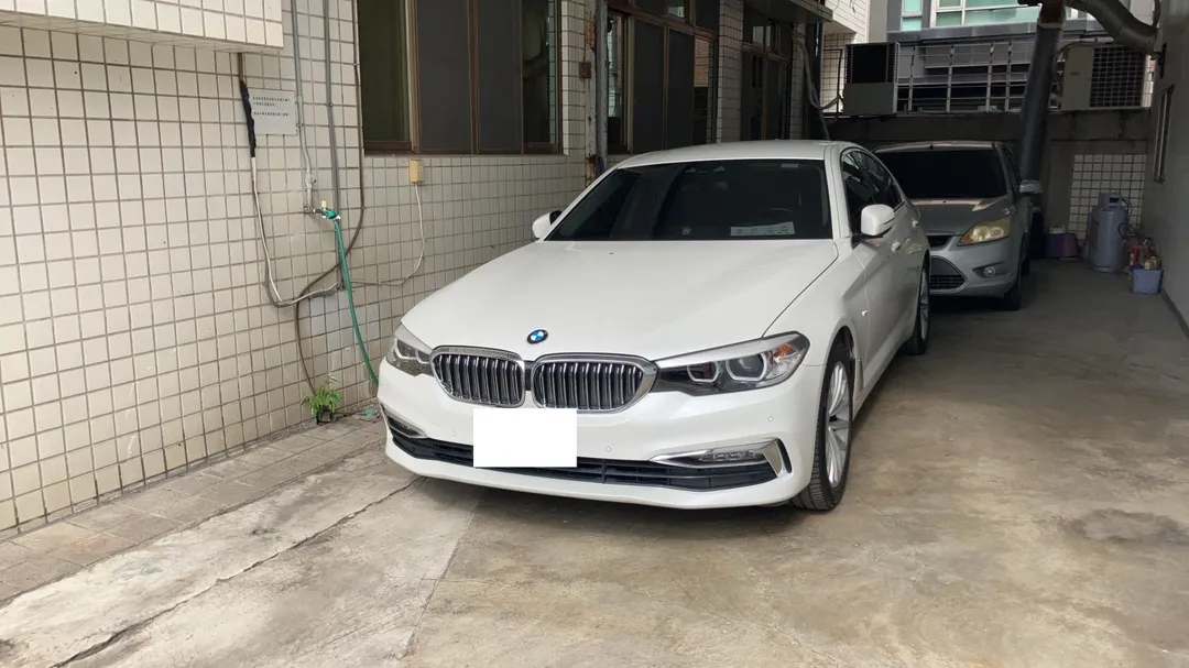 警方查扣楊姓姊弟犯罪不法所得，包含1輛BMW轎車。（圖／翻攝畫面）