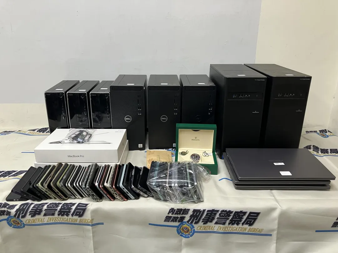 警方查扣機房使用的電腦主機。（圖／翻攝畫面）