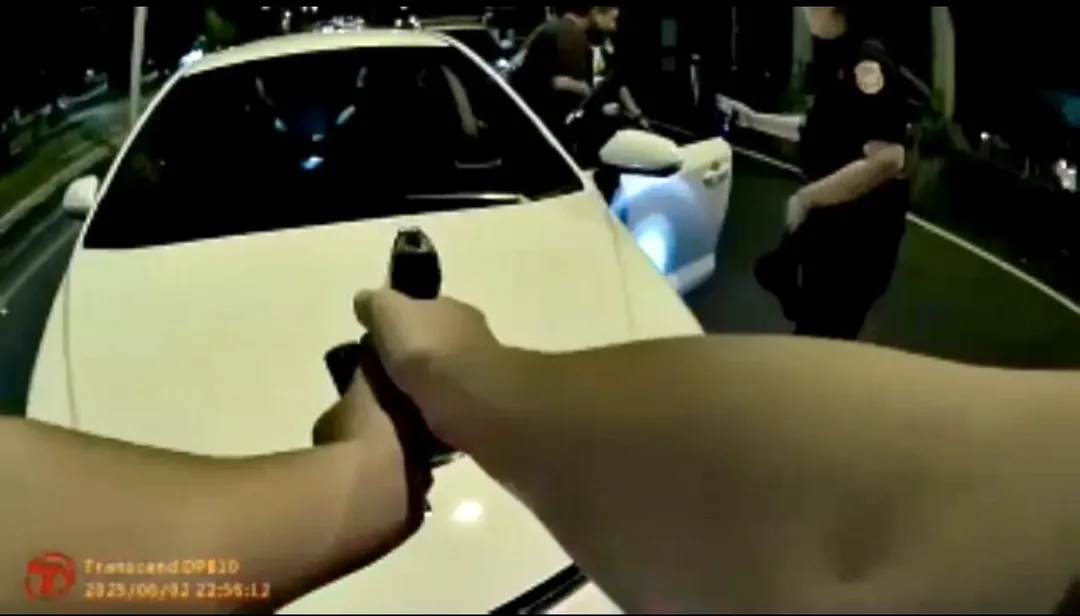 員警對車輛拔槍示警。（圖／翻攝畫面）