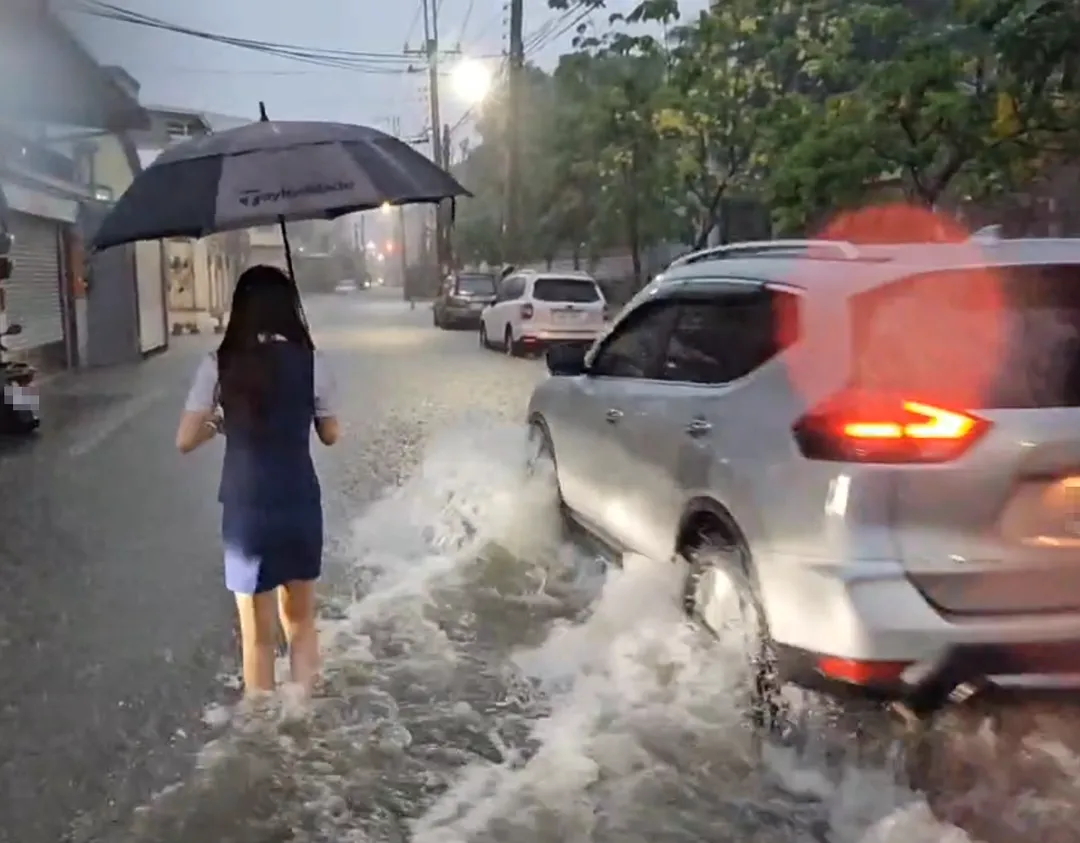 台南市南區的灣裡地區3日傍晚5時許遭大雨淹成「池塘」,民眾跟車輛被迫涉水前進。(圖/中天新聞)