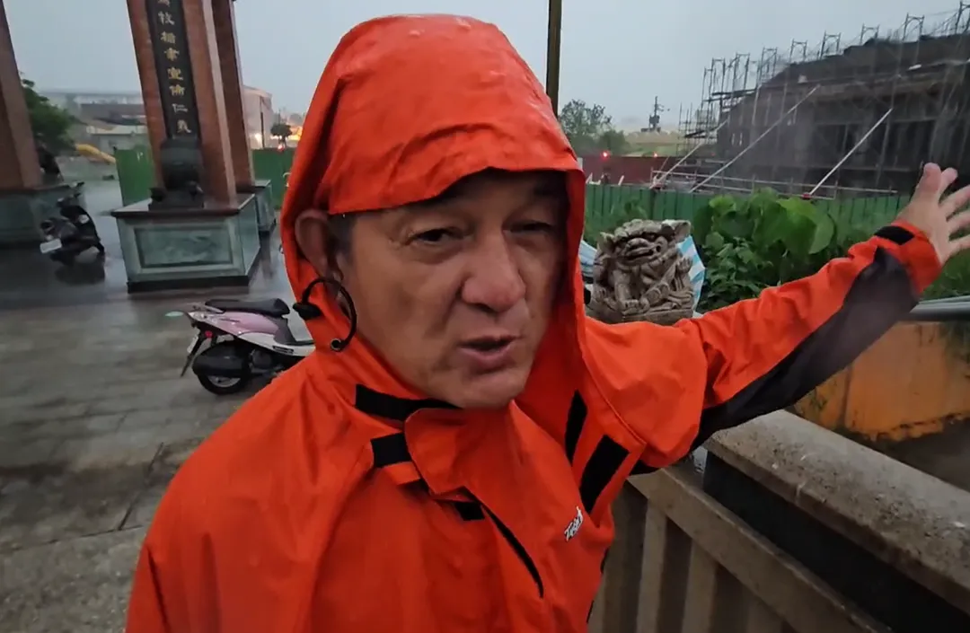 省躬里里長杜枝文批評,這次梅雨季沒先安排足夠抽水機導致淹水難解。(圖/中天新聞)