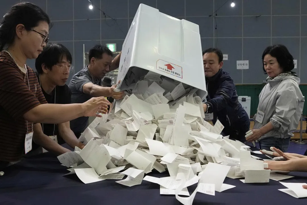 韓國選務機構昨進行點票。（圖／美聯社）