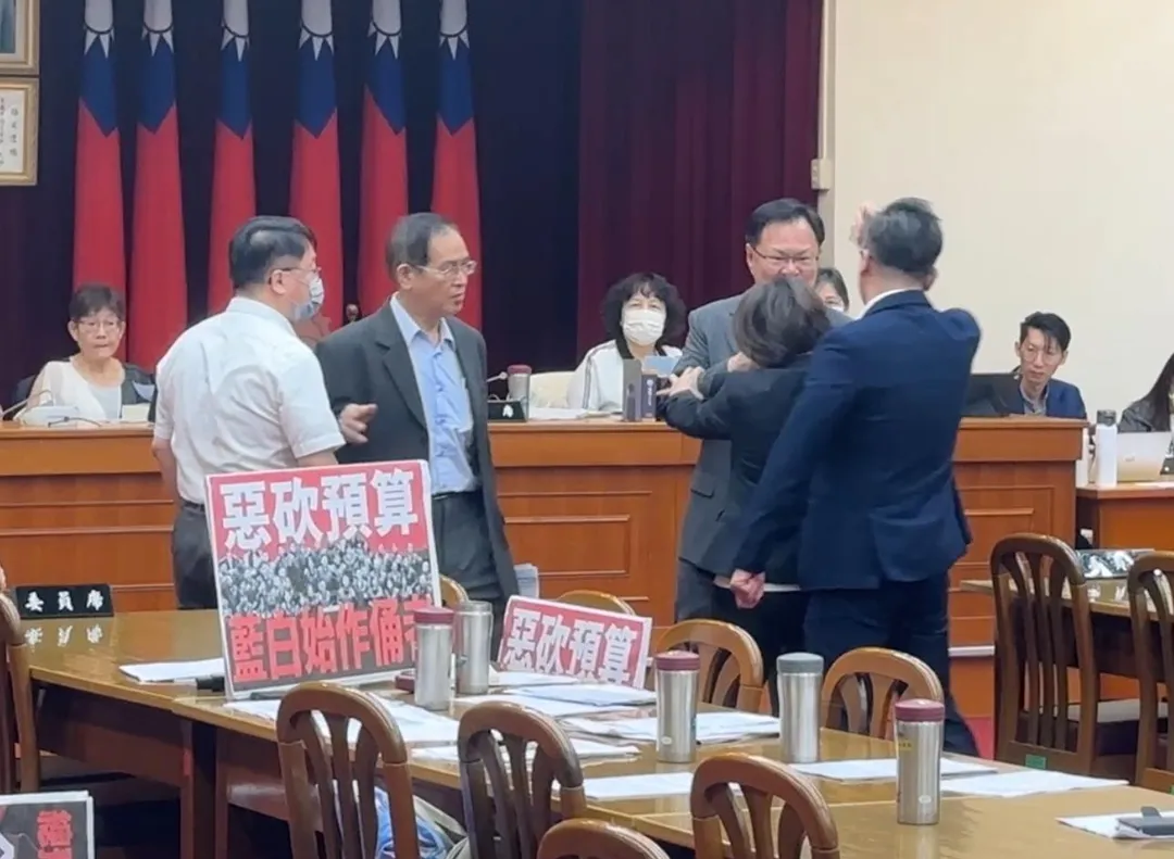 鍾佳濱嗆張啓楷「代表哪個地方政府」遭在野立委砲轟「歧視不分區立委」。（圖／黃詩崴攝）