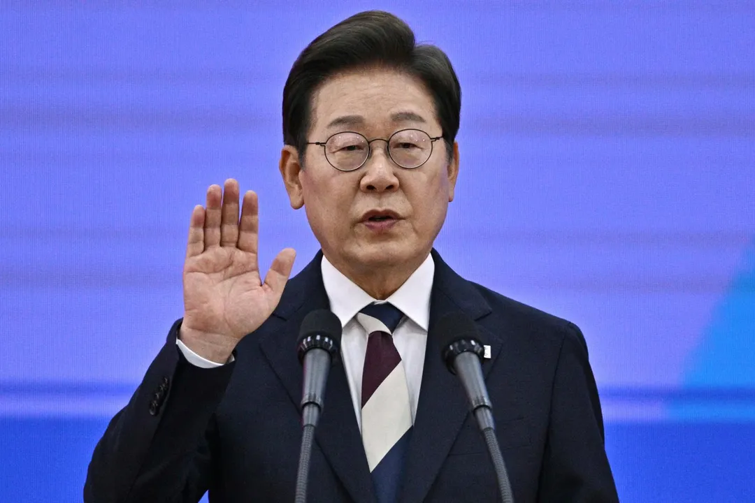 李在明在首爾國會舉行的就職典禮上宣誓就職。(圖/美聯社)