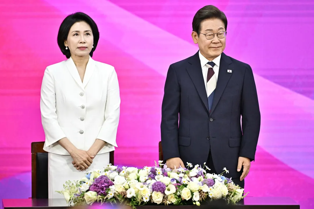 李在明攜夫人金惠京參加總統就職典禮。(圖/美聯社)