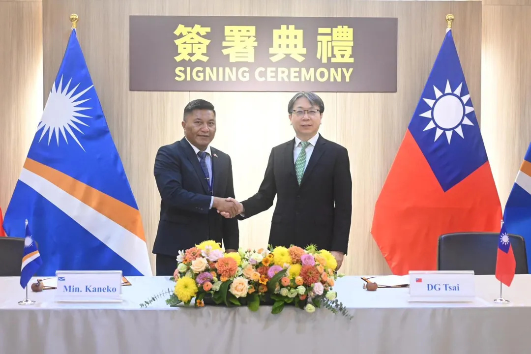 國安局長蔡明彥與馬紹爾外外交暨貿易部長康仁德簽訂安全合作意向書。(圖/國安局提供)