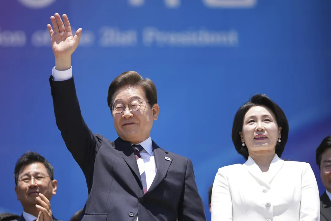 李在明與夫人抵達國會參加就職典禮。（圖／美聯社）