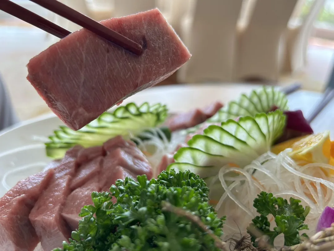 今年台灣黑鮪魚豐收，喜愛鮮魚料理的民眾，不妨到餐廳品嘗黑鮪魚生魚片。（圖／新北市淡水區漁會提供）