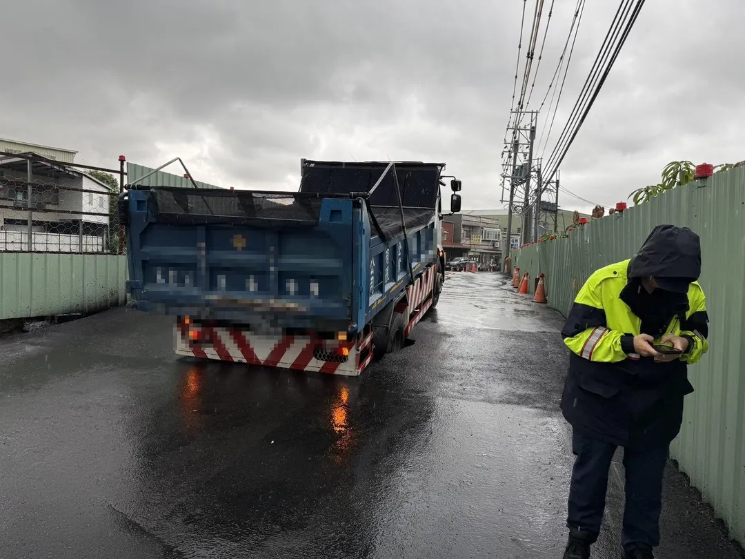台南市安定區中崙工業區發生路面下陷。（圖／翻攝畫面）