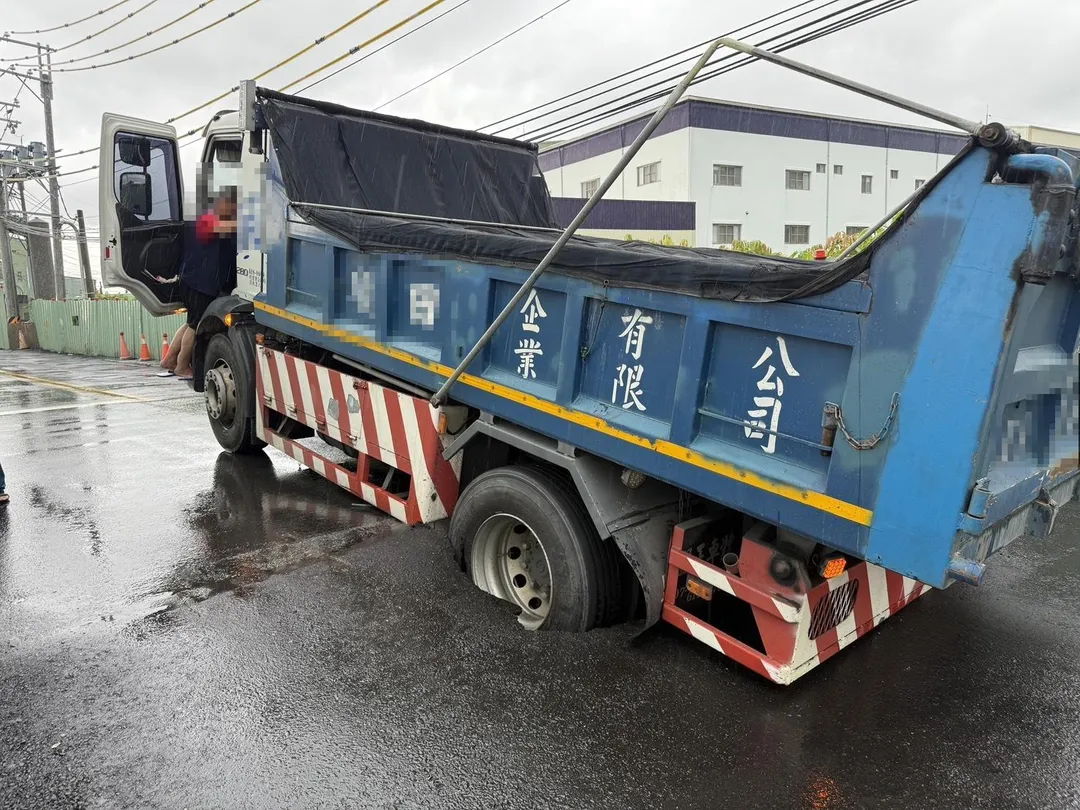 台南市安定區中崙工業區發生路面下陷。（圖／翻攝畫面）