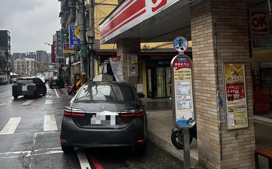 基隆一輛轎車暴衝撞斷瓦斯管線肇逃。（圖／翻攝畫面）