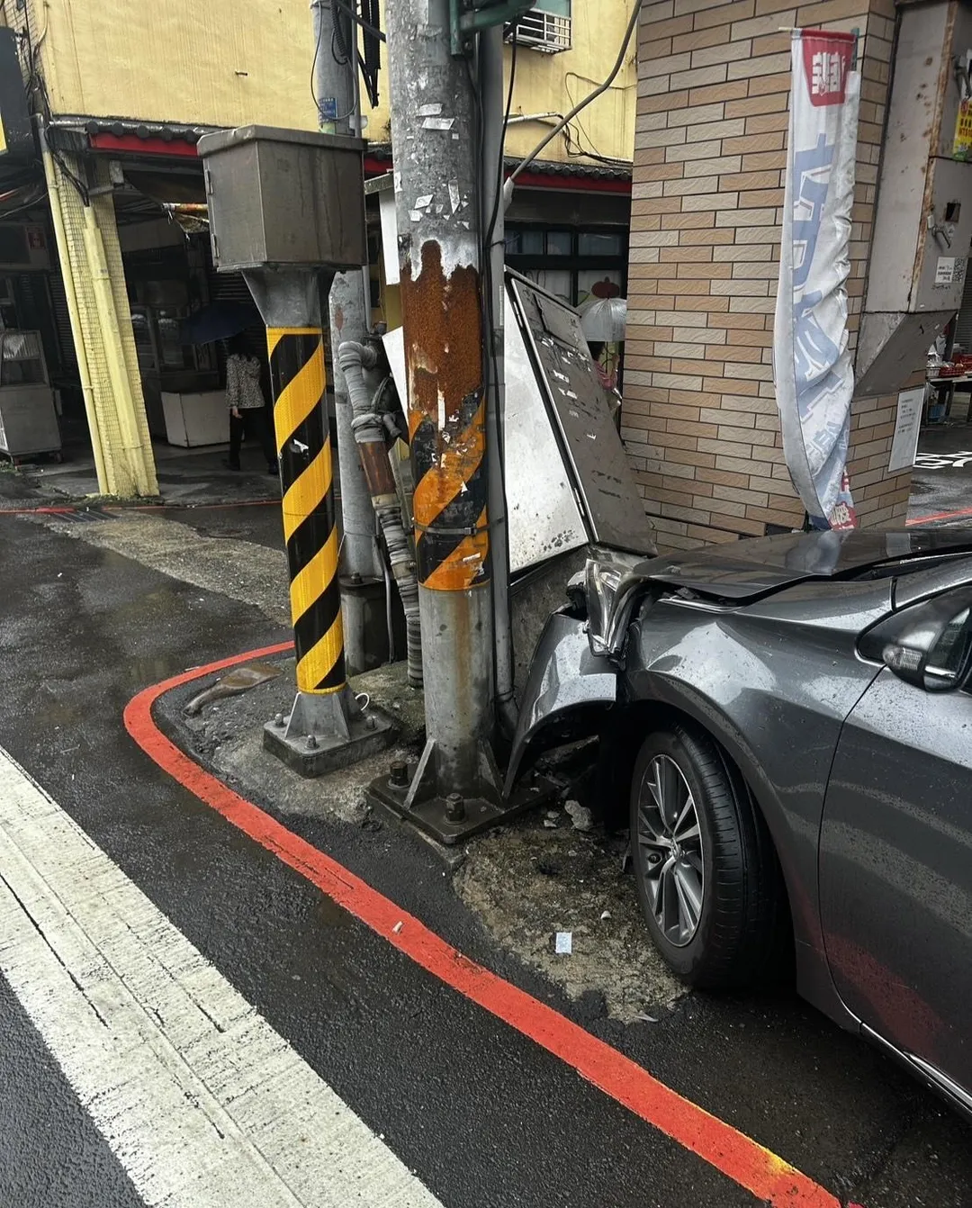 瓦斯管線遭撞斷造成瓦斯外洩。（圖／翻攝畫面）