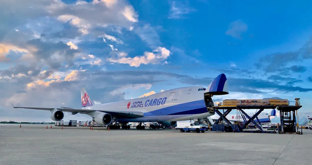 中華航空4日宣布與國際貨運分銷整合平台WebCargo by Freightos及cargo.one合作,每月可增近百噸貨量,同時也降低人力成本,提升供應鏈作業效率。(圖/華航提供)