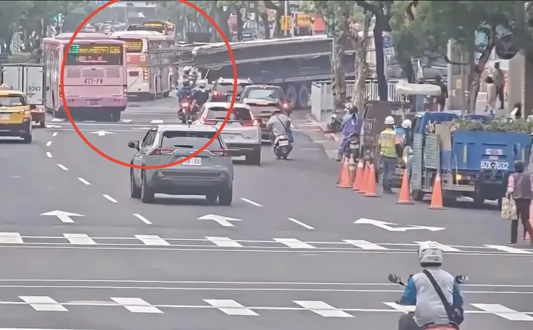 曳引車鋼條與公車擦撞。(圖/翻攝畫面)