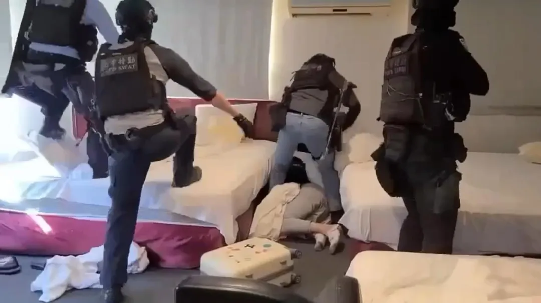 警方攻堅逮捕詐團成員。（圖／翻攝畫面）