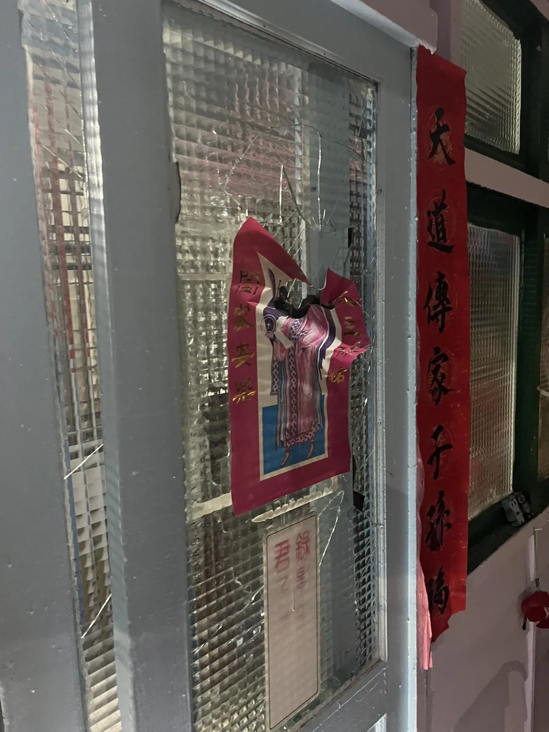 鄰居門窗遭陳男砸毀。（圖／中天新聞）