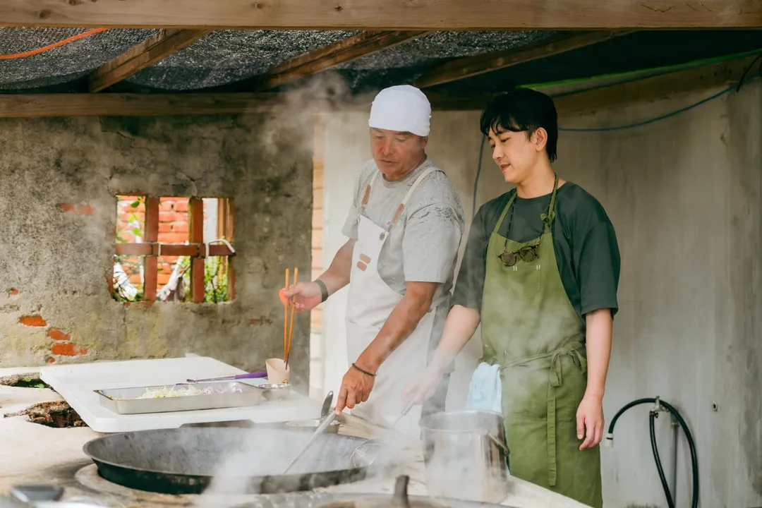 施名帥（右）協助李銘順（左）料理。（圖／公視提供）