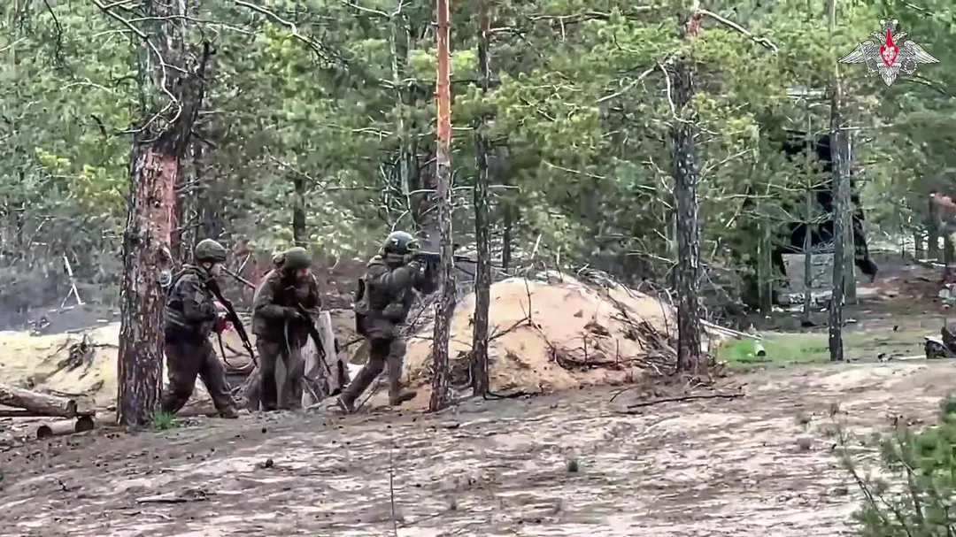 圖為俄羅斯軍人在一處未公開的地點，參加突擊部隊的作戰訓練。（圖／美聯社）
