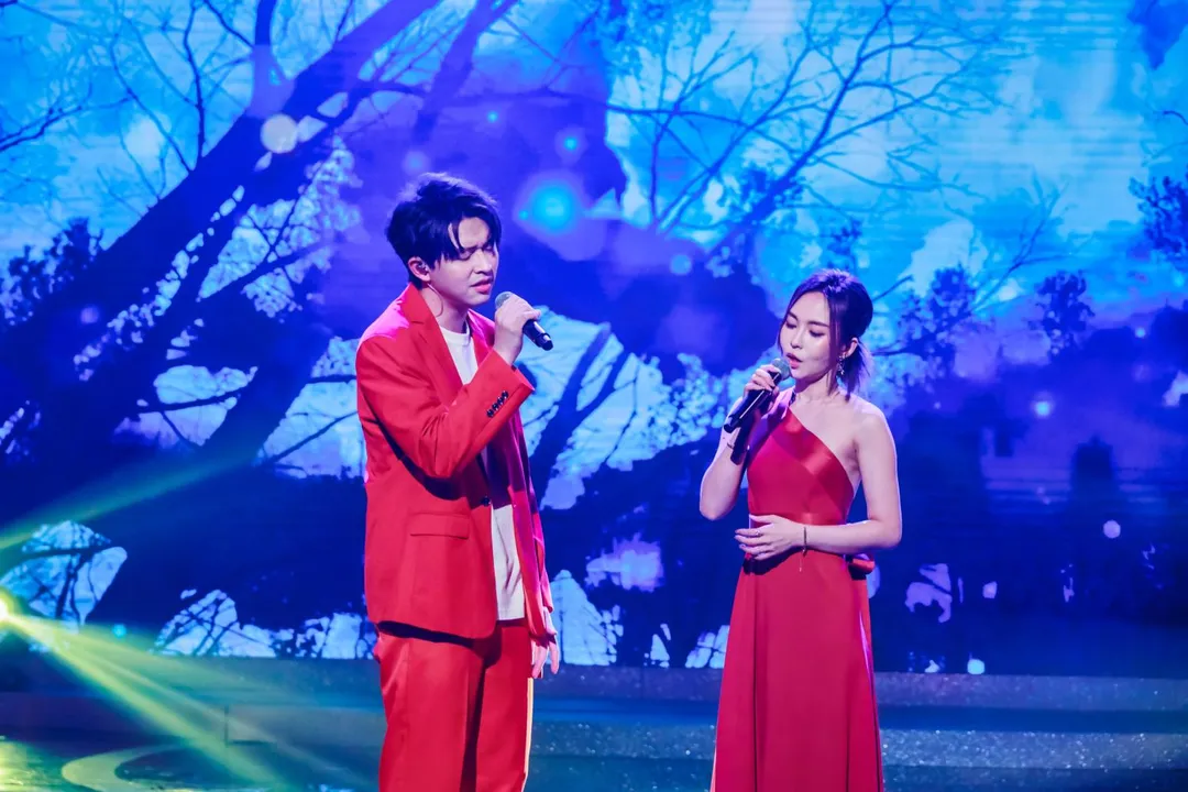 李子森、杜忻恬合唱〈天黑黑〉。(圖/中視提供)