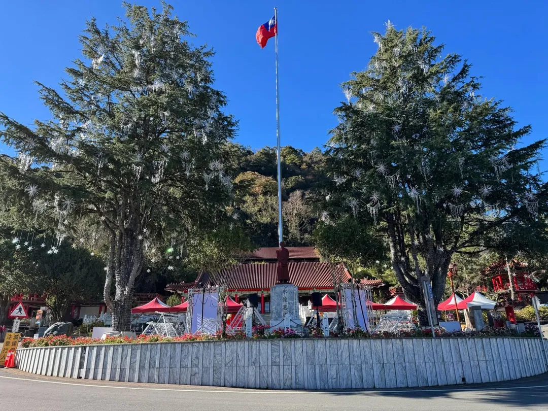 賴清德政府推動「去蔣化」政策，台中市梨山賓館前的蔣中正銅像預計遷移至賓館內部，此舉引發當地居民，特別是泰雅族人的強烈反對。（圖／民眾提供）