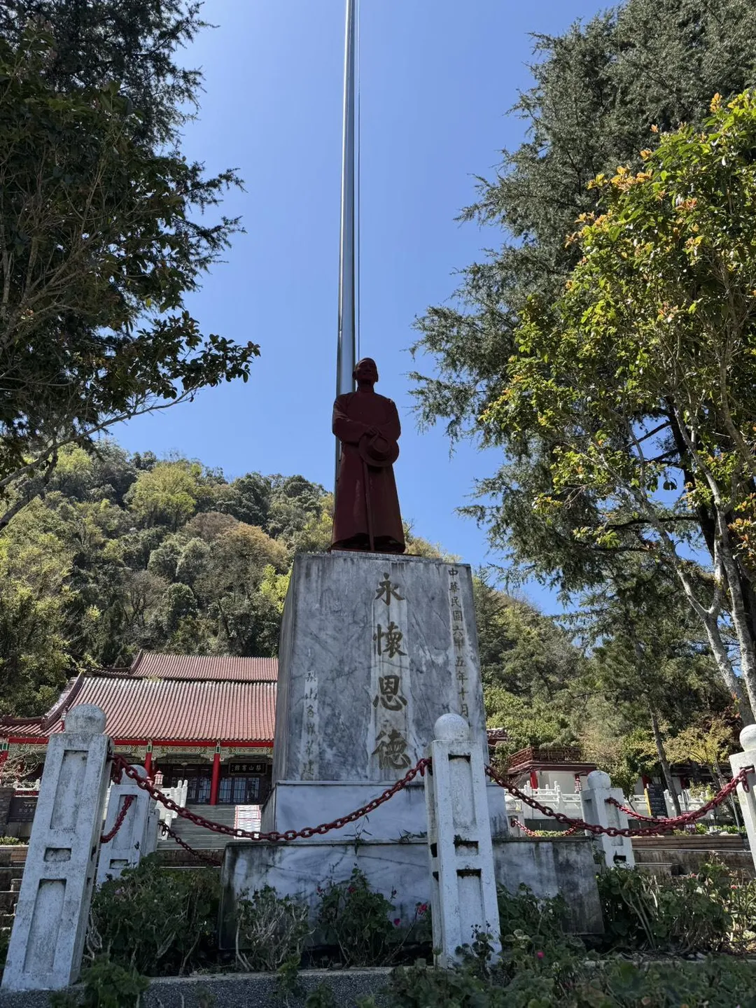 賴清德政府推動「去蔣化」政策，台中市梨山賓館前的蔣中正銅像預計遷移至賓館內部，此舉引發當地居民，特別是泰雅族人的強烈反對。（圖／民眾提供）
