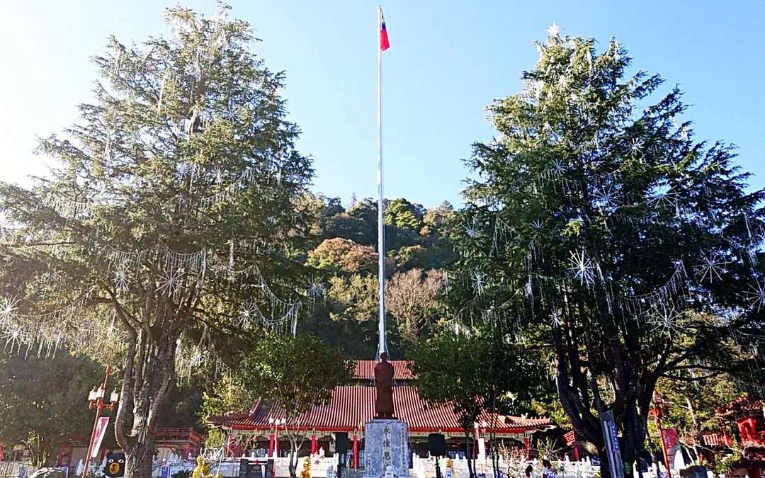 賴清德政府推動「去蔣化」政策，台中市梨山賓館前的蔣中正銅像預計遷移至賓館內部，此舉引發當地居民，特別是泰雅族人的強烈反對。（圖／民眾提供）