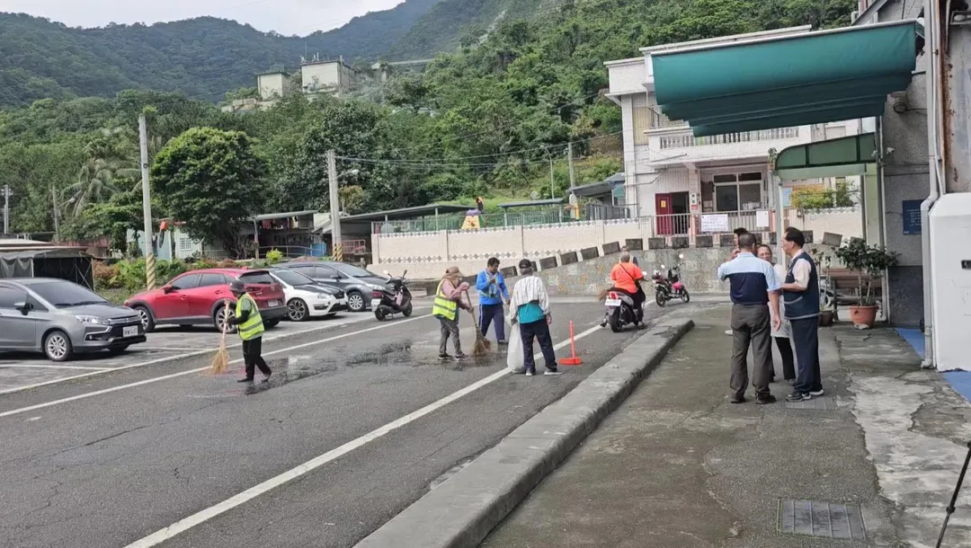 花蓮富世村居民，控訴亞泥炸礦場釀石塊噴飛砸破建物。（圖／翻攝畫面）