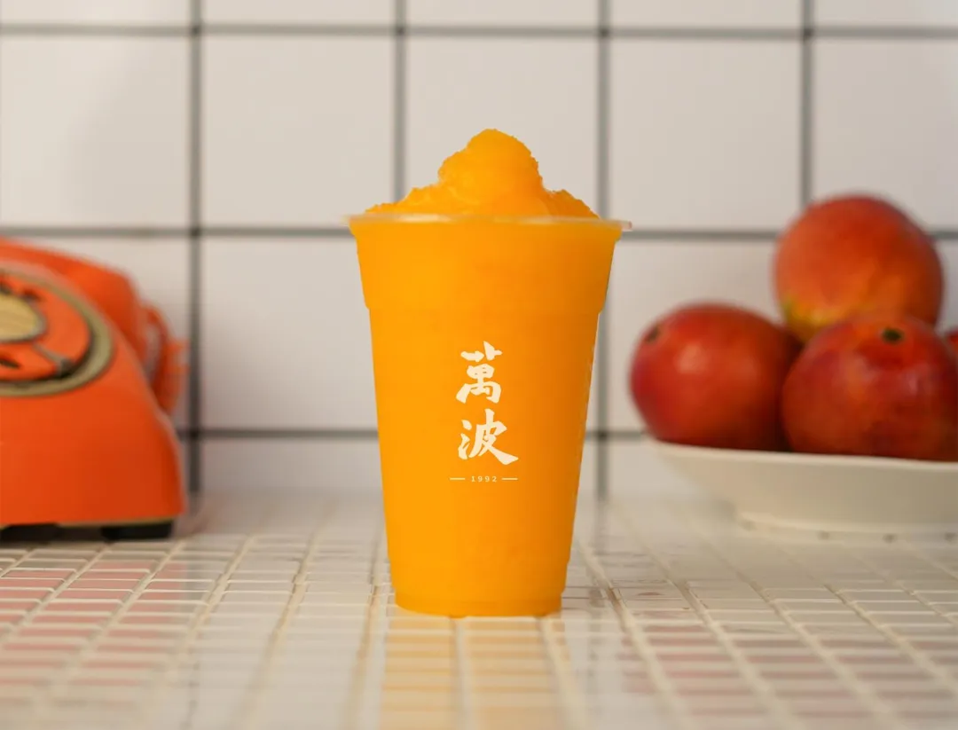 萬波島嶼紅茶推出夏季限定芒果冰沙，到線上訂餐平台購買芒果系列商品可得10元優惠券。（圖／翻攝自萬波島嶼紅茶專賣店官網）