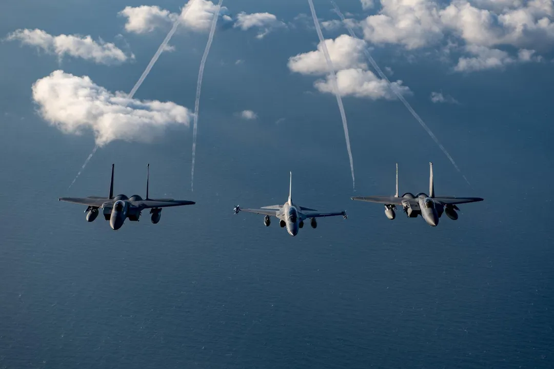 菲律賓空軍FA-50PH(中)與美軍F-15C戰機編隊飛行。(圖/美國空軍)