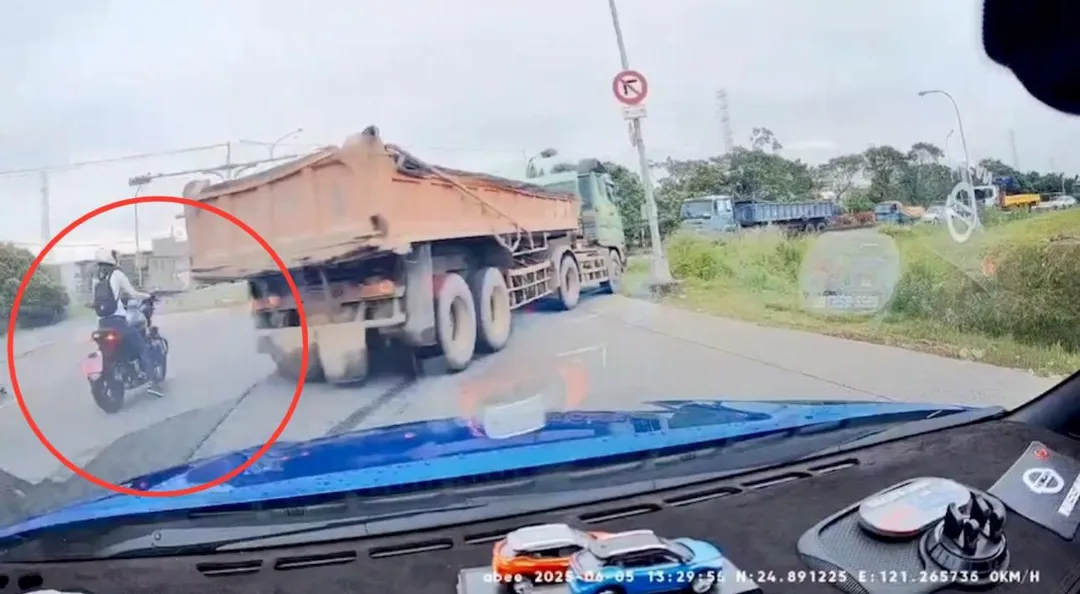 砂石車差點撞上紅牌重機。(圖/翻攝畫面)