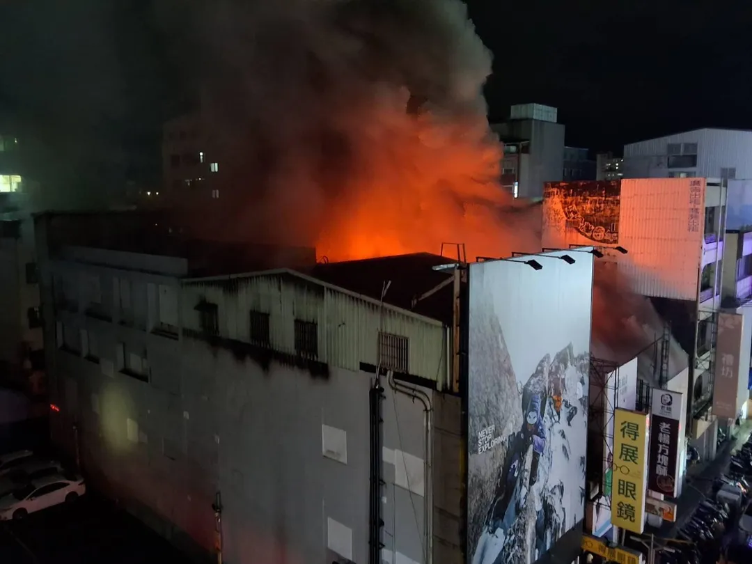 嘉義市北榮街221巷今（5）日晚間發生重大火警事故。（圖／翻攝畫面）