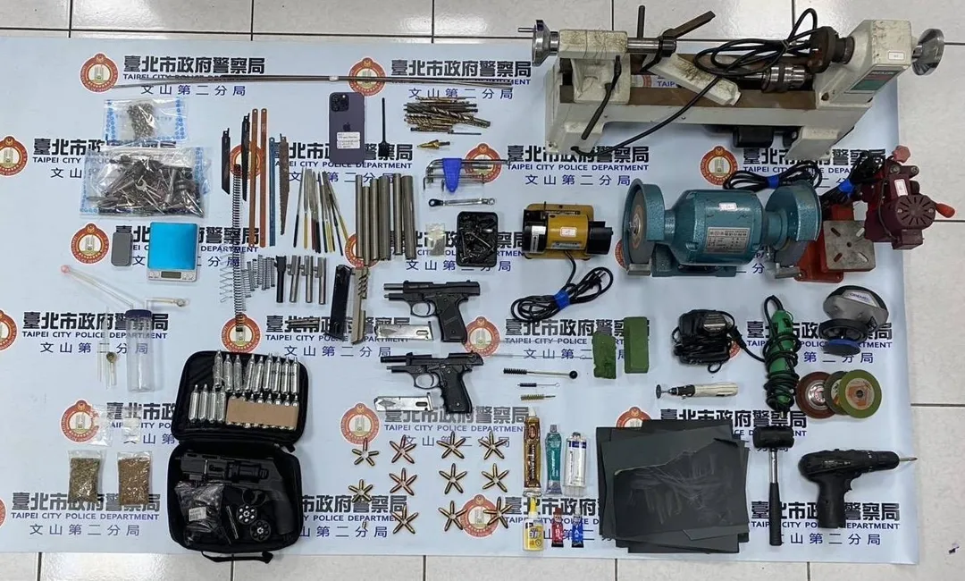 警方查獲大批槍彈與各式毒品。(圖/翻攝畫面)