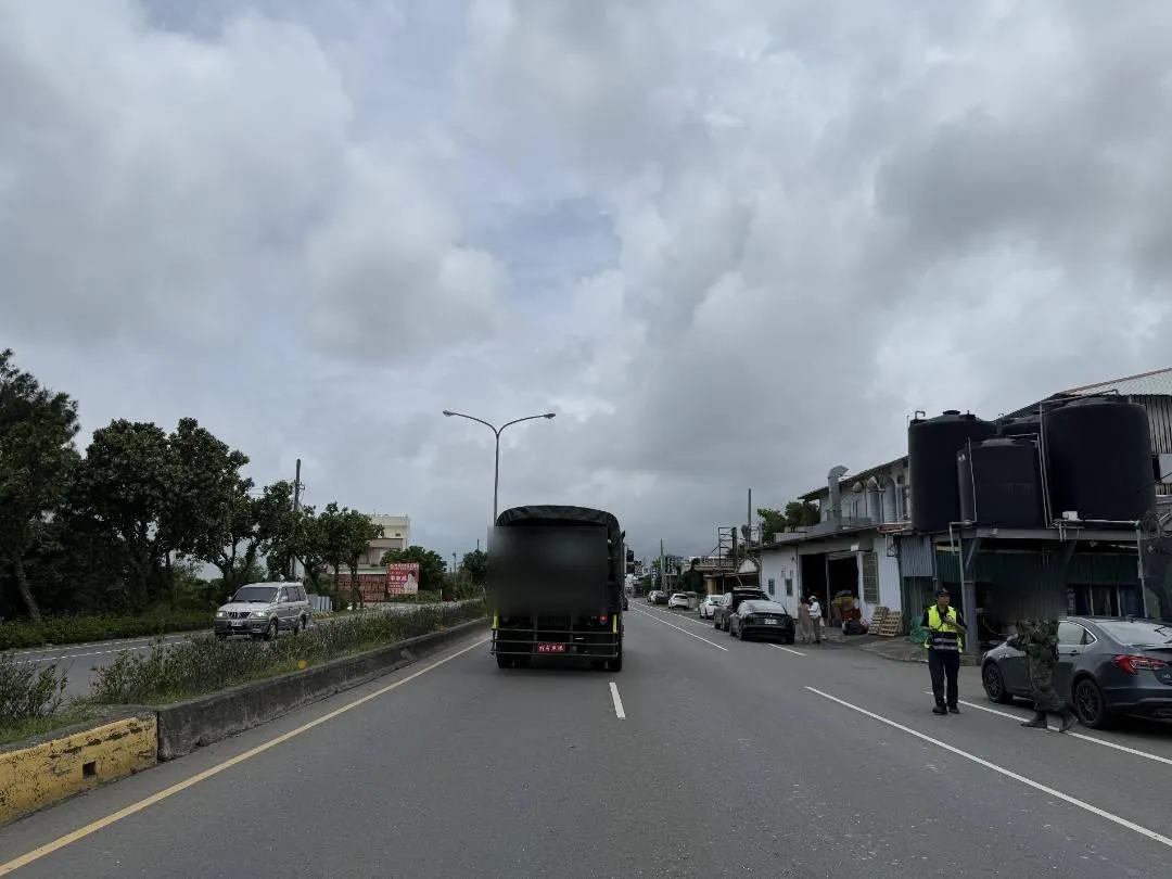 一輛軍用車輛在變換車道時，與一輛同向行駛的小客車發生碰撞。（圖／中天新聞）