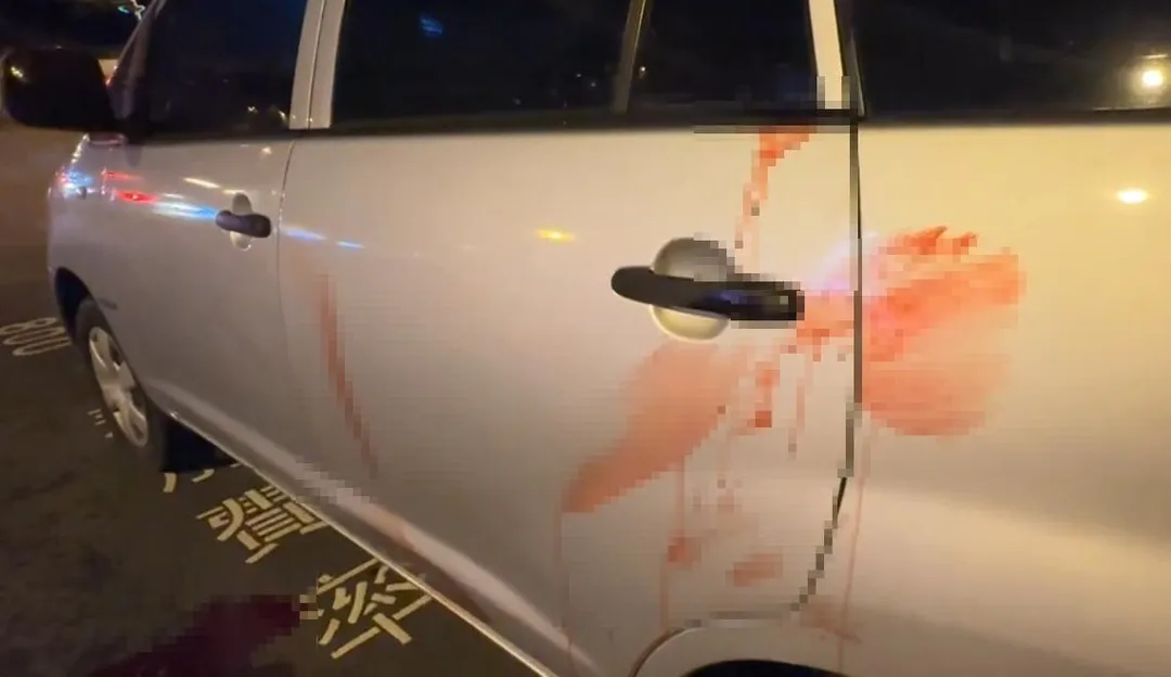 車外血跡斑斑。（圖／中天新聞）