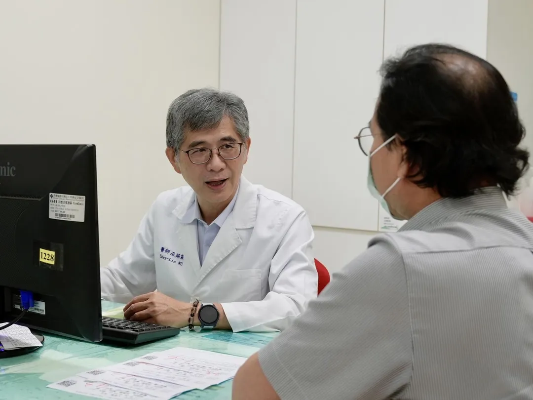 秀傳神經內科首席主任巫錫霖(左)建議病人調整生活習慣來改善睡眠問題。（圖／秀傳紀念醫院）