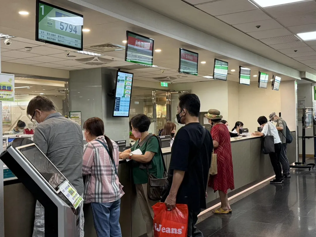 新冠疫情升溫，醫師發現因為呼吸道症狀前往「新冠特診」就醫的民眾增加一成以上。（圖／台中醫院）