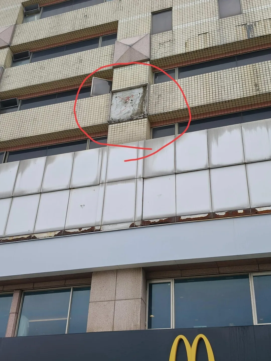 目前警方已會同相關單位進行現場勘查，並配合業者和消防單位調查花岡石墜落原因。（圖/翻攝自臉書社團「苗栗大小事」）