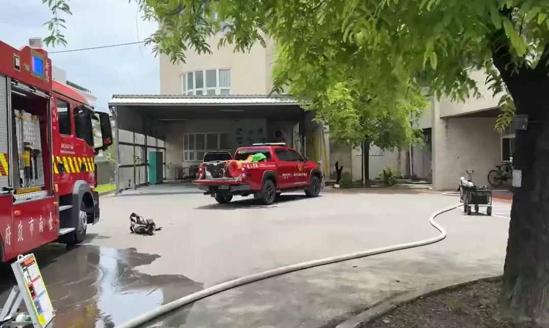消防獲報趕往現場灌救，中午12時42分火勢已撲滅。（圖／翻攝畫面）