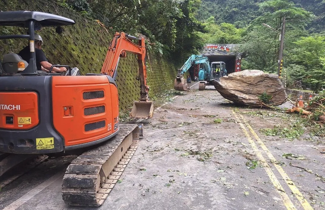 2台怪手在現場協助排除。（圖／翻攝畫面）
