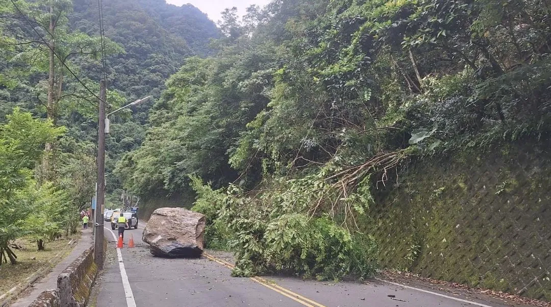 烏來山區發生坍方巨石崩落占據車道。（圖／翻攝畫面）