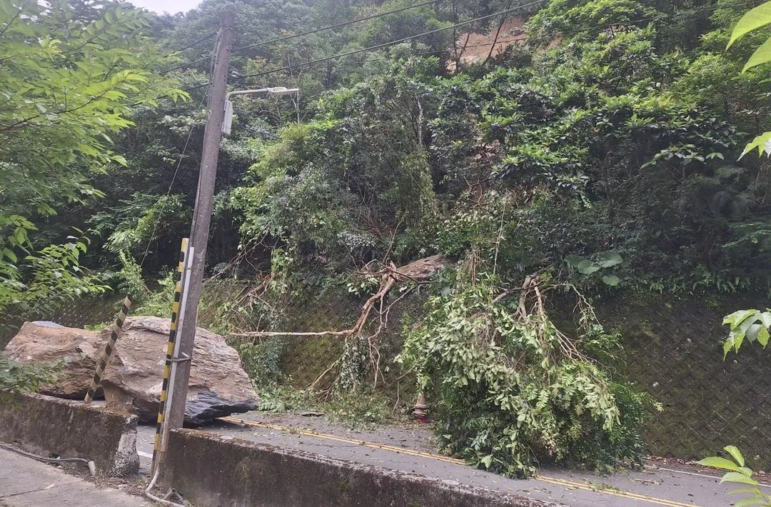 現場巨石崩落路樹倒塌。（圖／翻攝畫面）