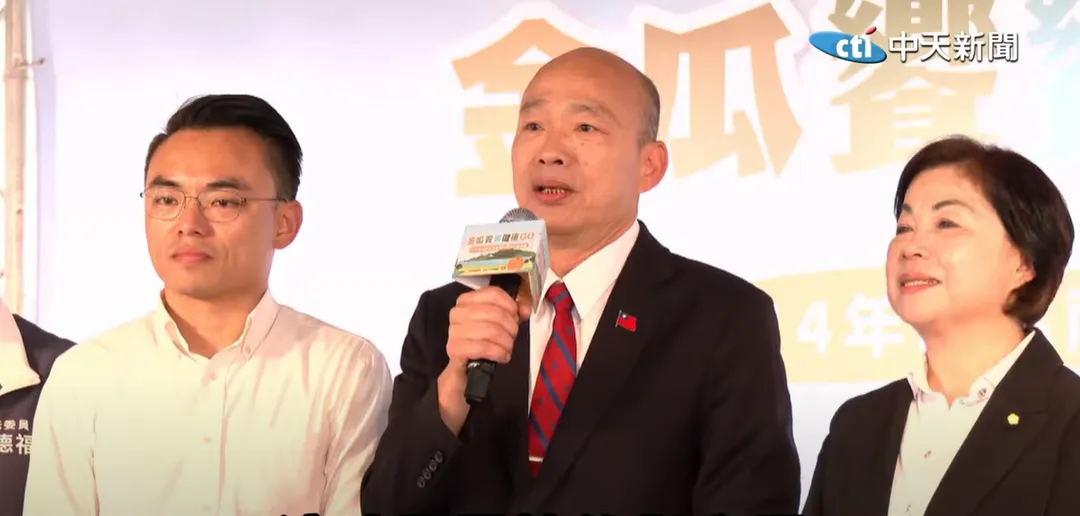 韓國瑜(中)。(圖/中天新聞)