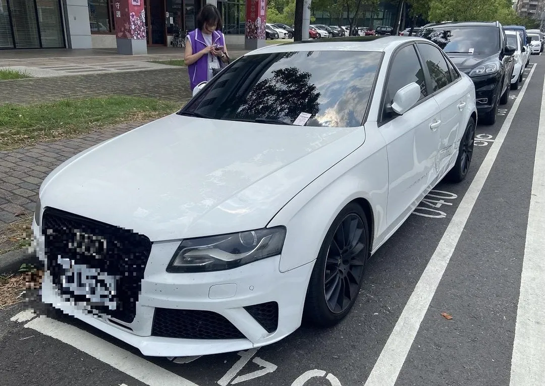 一名彰化溪州男子擁有奧迪進口名車，卻積欠稅費93件、金額近18萬元遲遲不繳，車停路邊遭行政執行署查封並拖吊。（圖/中天新聞）