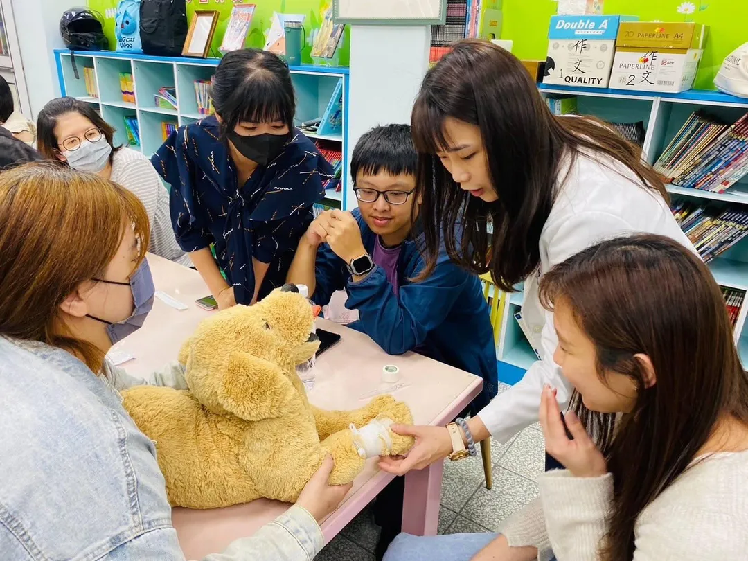目前有來自全台203家動物醫院、正在受訓與即將受訓的在職從業人員逾500位投入動物醫事助理學習行列。（圖/仁德醫專提供）