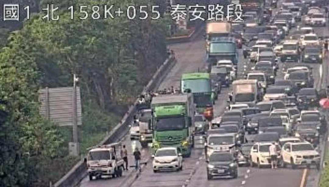 國道1號發生連環車禍。（圖／翻攝自國道公路即時網）