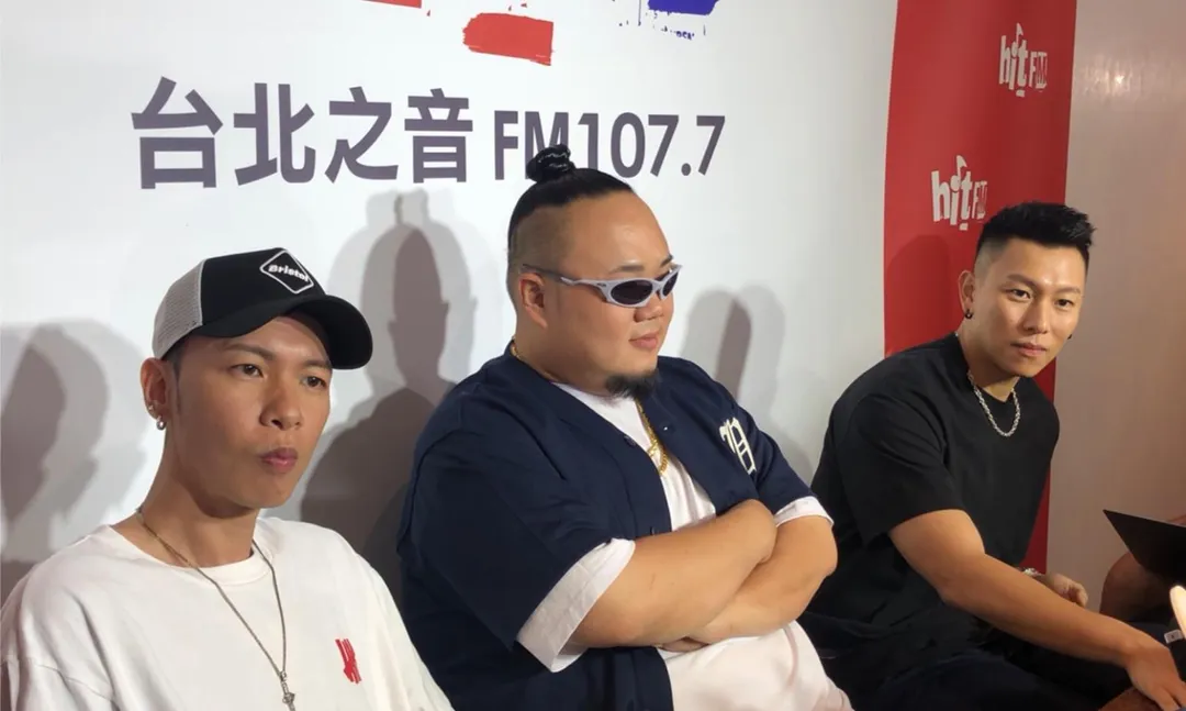 大淵（中）笑稱未來團體將推出「擋泥板」當作周邊商品。（圖／記者郭竹倩 攝）