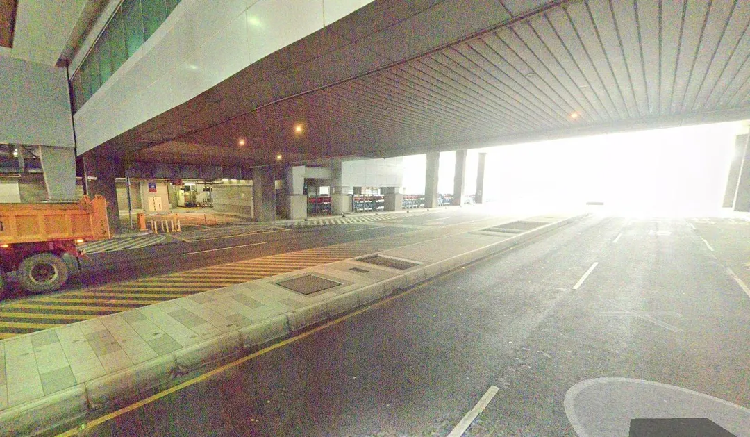 桃園機場一台白牌車違規拒檢外籍客跳車。（圖／翻攝畫面）
