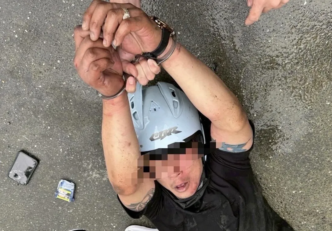 嫌犯遭警方壓制逮捕。（圖／翻攝畫面）